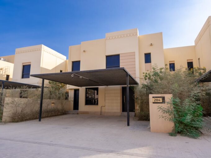 عمارة للإيجار في شارع ريحانه بنت زيد