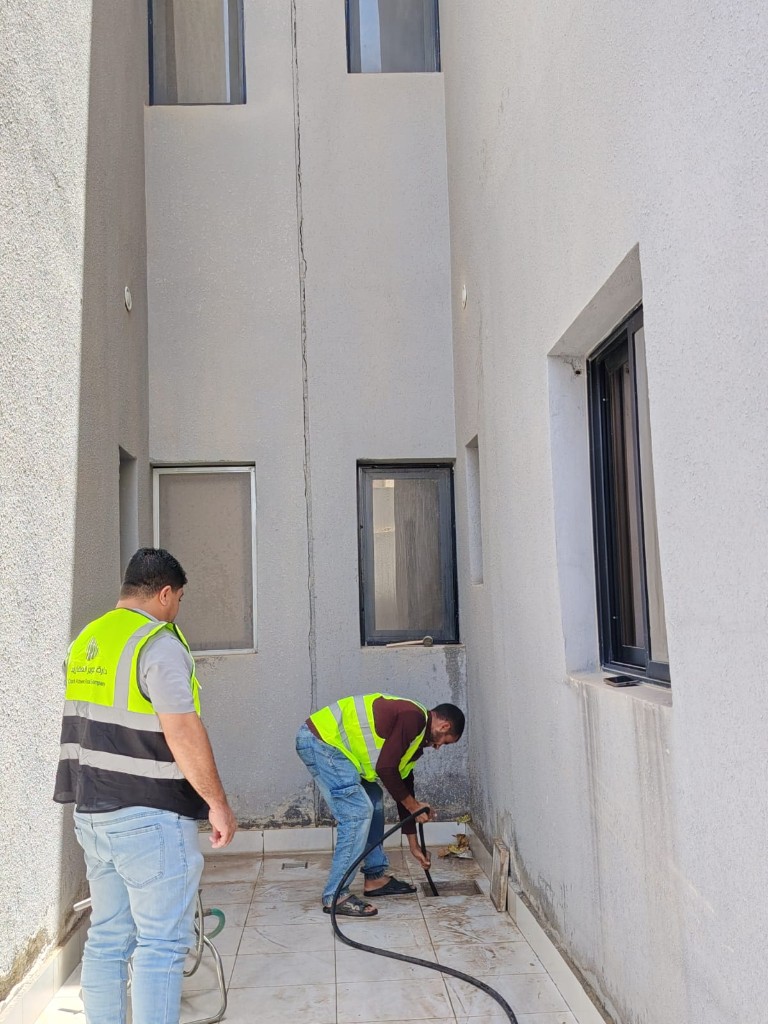 إدارة أملاك تُعرَف من الموقف لا من البروشور: دليل قراءة الشريك ميدانياً فنيان بستيرات دارة التطوير أثناء صيانة وقائية لمصرف تصريف في مجمع سكني بالرياض