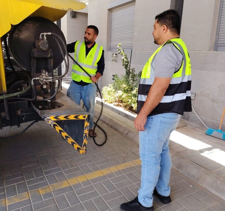 إدارة أملاك تُعرَف من الموقف لا من البروشور: دليل قراءة الشريك ميدانياً فريق إدارة أملاك من دارة التطوير يشغّل معدة صفراء متخصصة لصيانة البنية التحتية في مجمع سكني